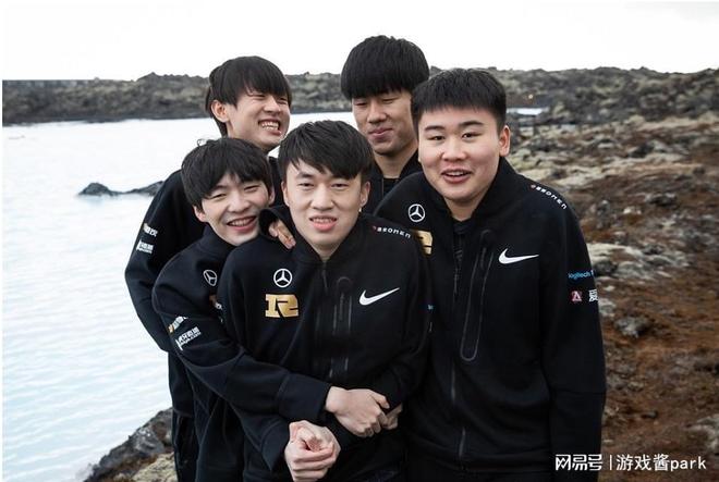 华体会-V5横扫WBG，Xiaohu成为全场焦点淘汰赛2:0（北京）  第2张